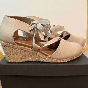 VIONIC like new nude fabric espadrille wedges
